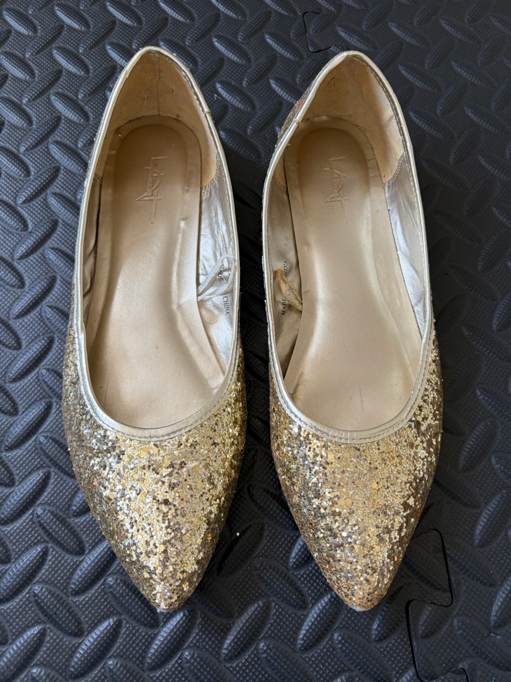 Y2K Women's Gold Glitter Pointed Toe Flats Size 8
